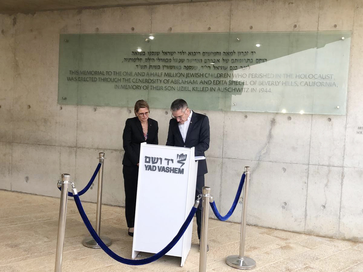 Auf dem Foto stehen Ministerin Hubig und Landtagspräsident Hering vorn der Gedenkstätte Yad Vashem.