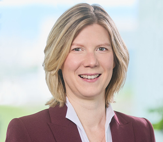 Portraitfoto von Staatsekretärin Jenny Groß.