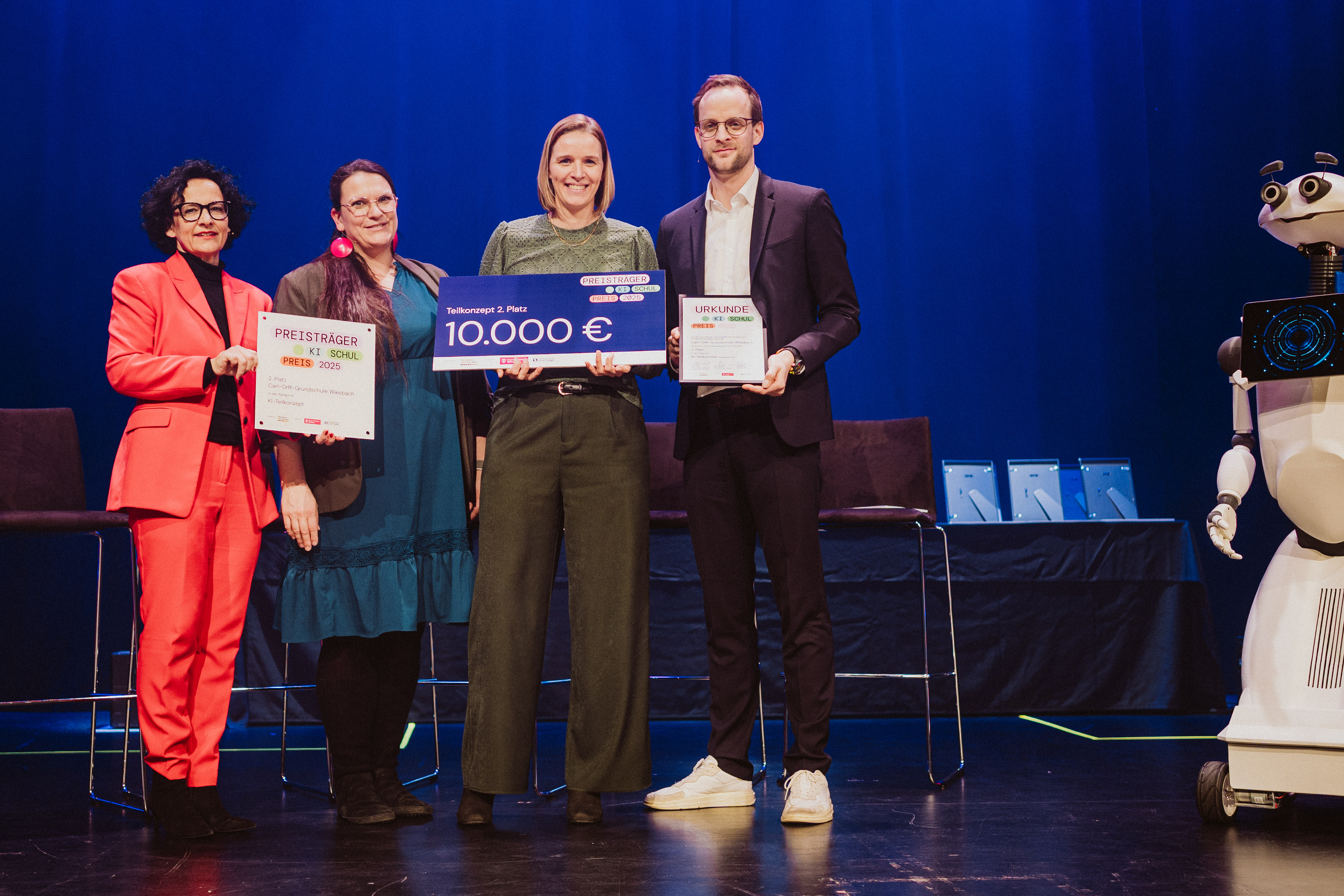 Auf dem Foto sieht man die ausgezeichnete Schule bei der Preisverleihung.