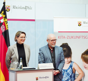 Auf dem Foto ist Bildungsministerin Dr. Stefanie Hubig mit dem Leiter des Landesamtes für Soziales, Jugend und Versorgung, Detlef Placzek zu sehen.