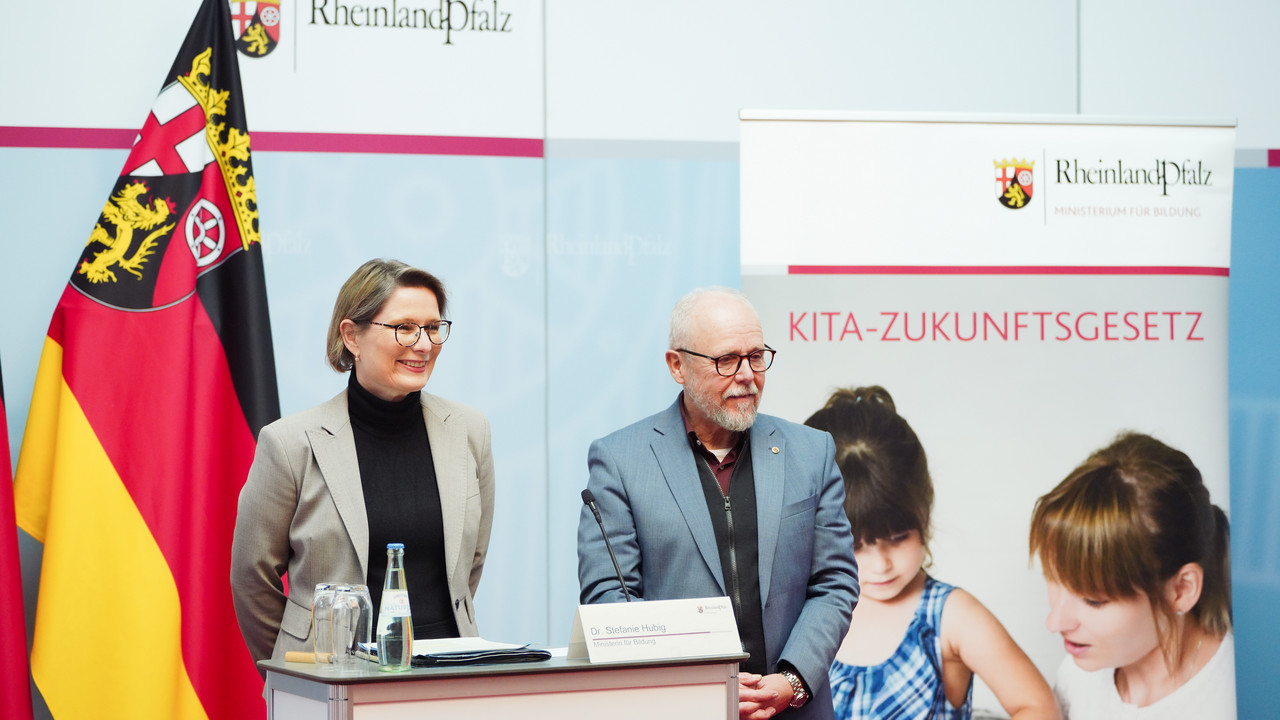 Auf dem Foto ist Bildungsministerin Dr. Stefanie Hubig mit dem Leiter des Landesamtes für Soziales, Jugend und Versorgung, Detlef Placzek zu sehen.