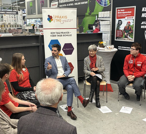 Bildungsminister Sven Teuber und BA-Geschäftsführerin Heidrun Schulz im Gespräch mit Schülerinnen und Schülern, die ihren praxistag beim toom-Baumarkt in Alzey absolvieren.