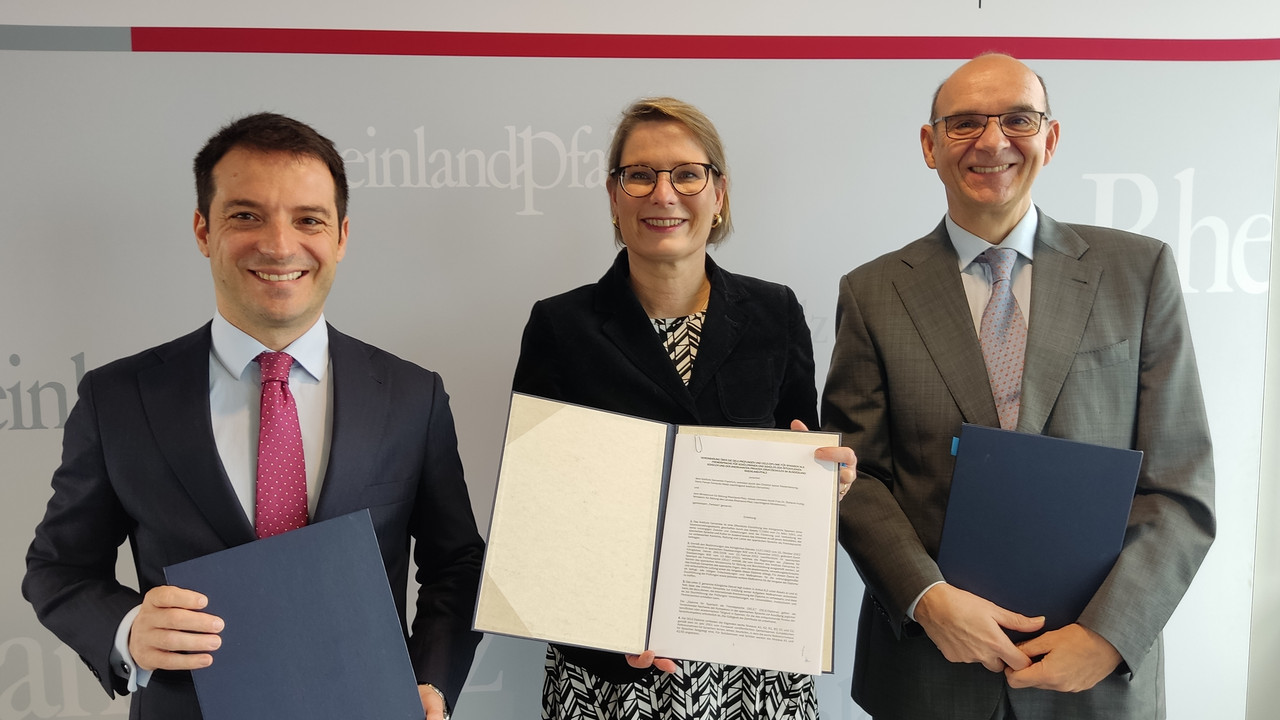 Nach der Unterzeichnung der Kooperationsvereinbarung (von links): Generalkonsul Enrique Criado, Bildungsministerin Dr. Stefanie Hubig und der Direktor des Instituto Cervantes in Frankfurt, Ferran Ferrando. Foto: Bildungsministerium