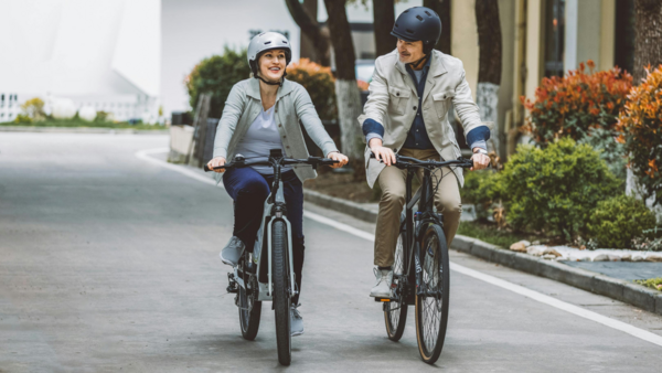 Zwei Personen auf dem Fahrrad