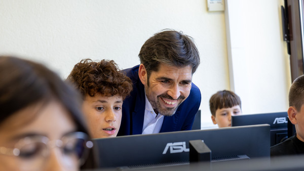 Bildungsminister Sven Teuber beim Besuch im Informatikunterricht der 6. Klasse in der Rheingrafenschule in Wörrstadt.