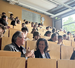 Bildungsministerin Dr. Ute Eiling-Hütig mit Univ.-Prof. Dr. Jolie von der Universität Mainz bei der Ehrung der MINT-Landesbesten.