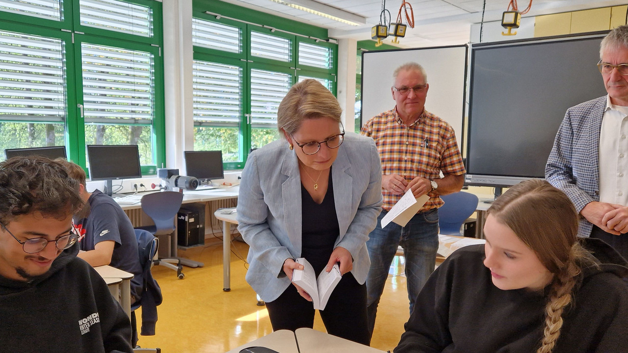 Bildungsministerin Dr. Stefanie Hubig bei einem Besuch an der BBS Westerburg im Jahr 2023.