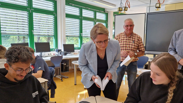 Bildungsministerin Dr. Stefanie Hubig bei einem Besuch an der BBS Westerburg im Jahr 2023.