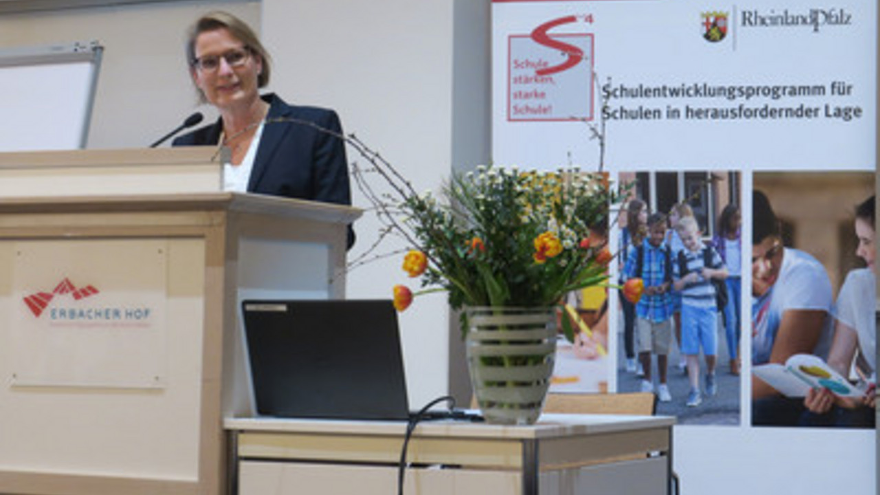 Bildungsministerin Dr. Stefanie Hubig bei der Abschlussveranstaltung des Programms S4 in Mainz. 