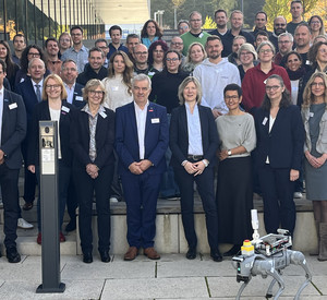 Staatssekretärin Jenny Groß begrüßt den ersten Jahrgang des Zertifikatsstudiengangs Informatik an der Rheinland-Pfälzischen Technischen Universität (RPTU) in Kaiserslautern.