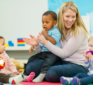 Erzieherin mit Kindern in der Kita.