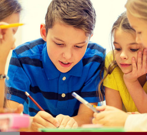 Schülerinnen und Schüler arbeiten gemeinsam und aufmerksam an einem Projekt.
