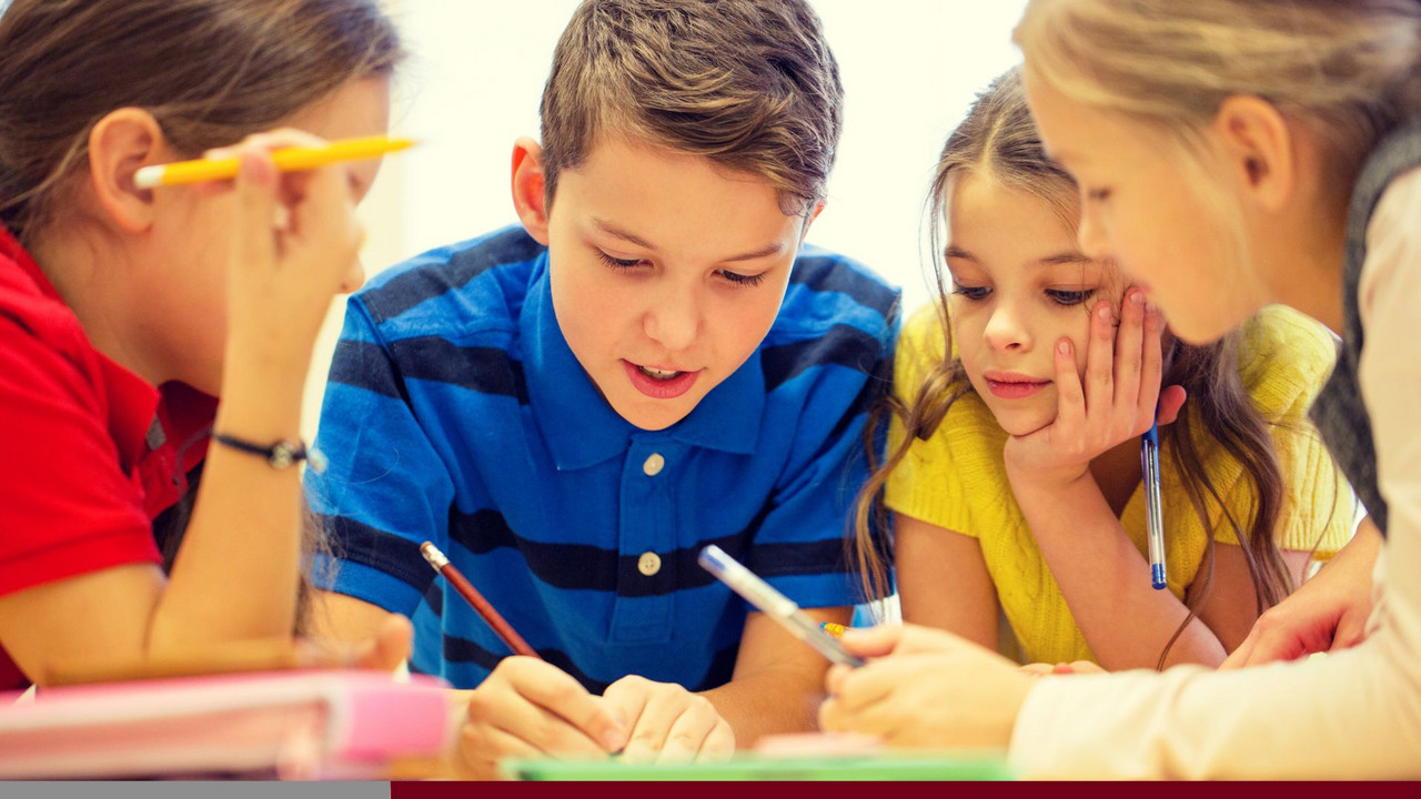 Schülerinnen und Schüler arbeiten gemeinsam und aufmerksam an einem Projekt.