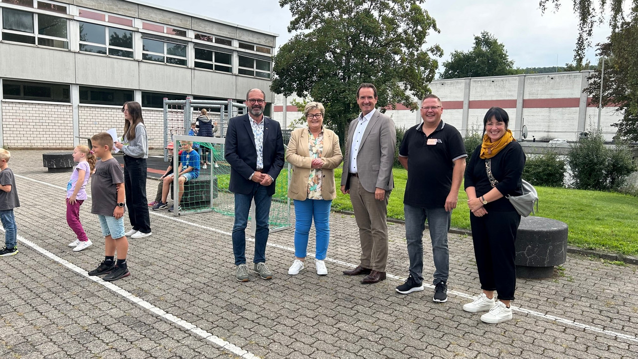 Bildungsstaatssekretärin Bettina Brück zu Besuch bei der Ferienbetreuung der VG Weißenthurm in Kettig. V.l.n.r.: Peter Moskopp, Ortsbürgermeister Kettig, Staatssekretärin Bettina Brück, Bürgermeister der VG Weißenthurm Thomas Przybylla, Jugendpfleger Andreé Garmijn, Teilbereichsleiterin Angela Just