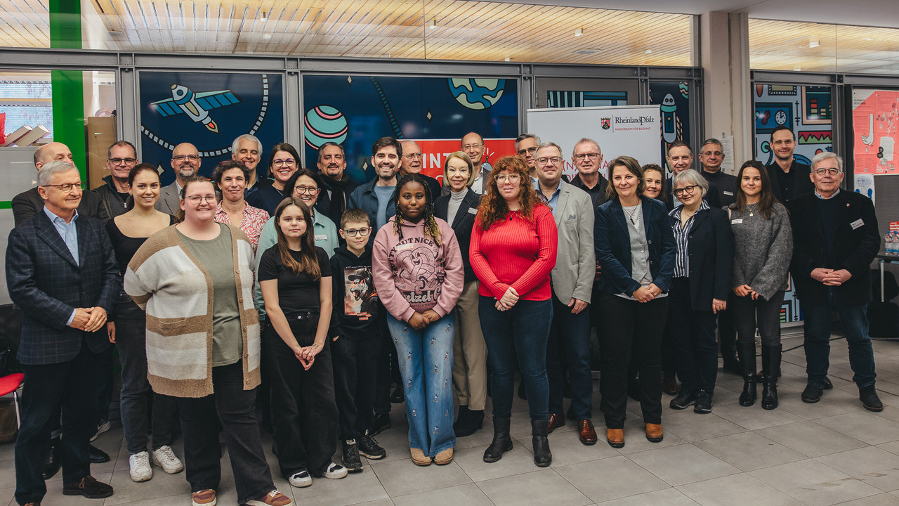 Auf dem Foto sehen Sie ein Gruppe von der Eröffnung des MINT-Spaces.