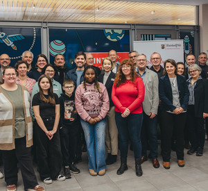 Auf dem Foto sehen Sie ein Gruppe von der Eröffnung des MINT-Spaces.