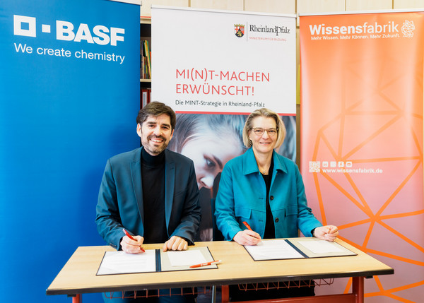 Sven Teuber, Minister für Bildung des Landes Rheinland-Pfalz, und Dr. Katja Scharpwinkel, Vorstandsmitglied der BASF SE unterzeichnen gemeinsam die Kooperationsvereinbarung.