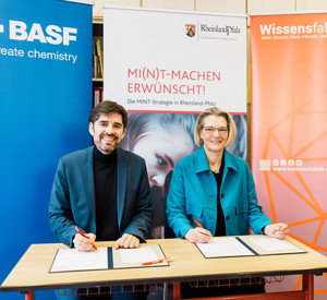 Sven Teuber, Minister für Bildung des Landes Rheinland-Pfalz, und Dr. Katja Scharpwinkel, Vorstandsmitglied der BASF SE unterzeichnen gemeinsam die Kooperationsvereinbarung.