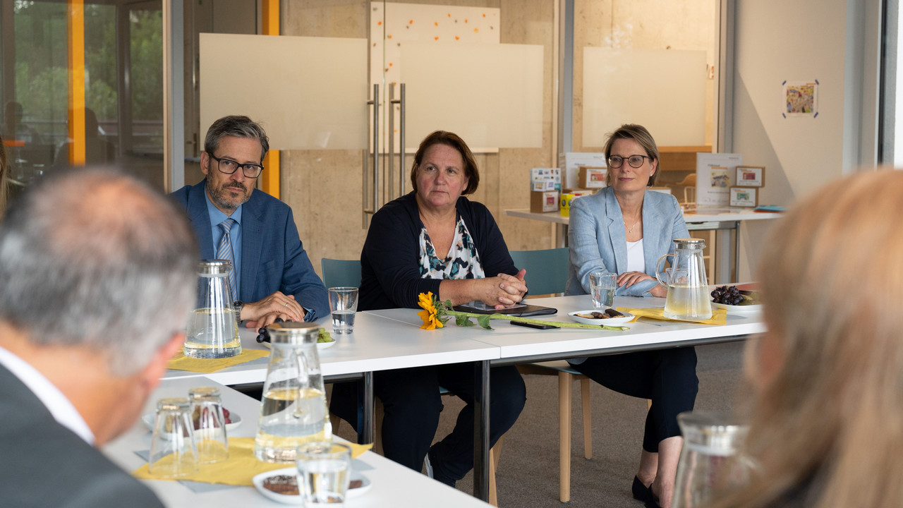 Kultusministerin Theresa Schopper und Bildungsministerin Dr. Stefanie Hubig tauschen sich in Ludwigshafen zur MINT-Bildung aus. 