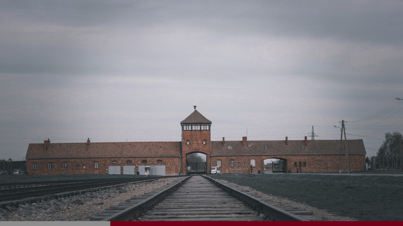 Man sieht das Lagertor des ehemaligen KZ Auschwitz-Birkenau