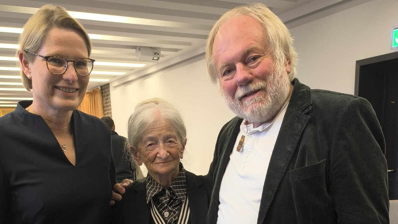 Zu sehen von links nach rechts: Bildungsministerin Stefanie Hubig, Jubilarin Henriette Kretz sowie Autor Reiner Engelmann.