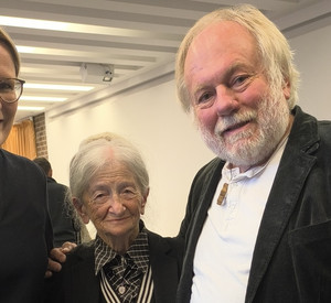 Zu sehen von links nach rechts: Bildungsministerin Stefanie Hubig, Jubilarin Henriette Kretz sowie Autor Reiner Engelmann.