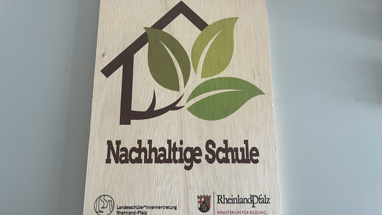 Nachhaltigkeitsplakette aus Holz