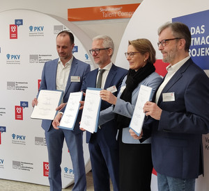 Die Vertragspartner mit der frisch unterzeichneten Kooperationsvereinbarung (von links): Clemens Hoch, Dr. Stefanie Hubig, Prof. Dr. Martin Dietrich und Dr. Martin Krell. Foto: Bildungsministerium