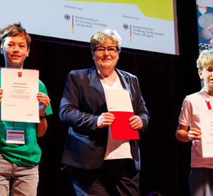 2026-03-19 Jugend Forscht Hier sehen Sie Bildungsstaatssekretärin Bettina Brück mit den beiden Sonderpreissiegern und gleichzeitigen Erstplatzierten im Themenbereich Arbeitswelt Jonathan und Leopold Kammerlander.