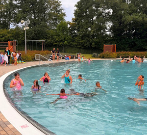 Grundschullehrerin Krisina Wittmann mit Schülerinnen und Schülern in einem Trierer Freibad. 