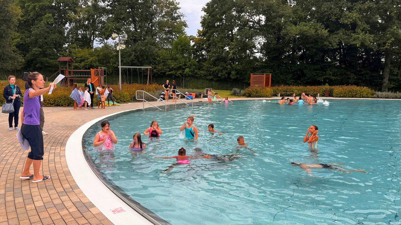 Grundschullehrerin Krisina Wittmann mit Schülerinnen und Schülern in einem Trierer Freibad. 