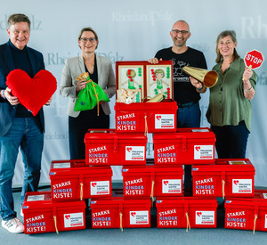 Von links nach rechts: Andreas Manthe von der Sparda-Bank, Bildungsministerin Dr. Stefanie Hubig, Jerome Braun, Geschäftsführer Deutsche Kinderschutzstiftung Händel + Gretel, Astrid Bierschenk, stellvertretende Geschäftsführung Herzenssache.