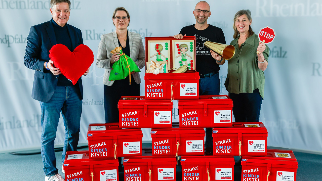 Von links nach rechts: Andreas Manthe von der Sparda-Bank, Bildungsministerin Dr. Stefanie Hubig, Jerome Braun, Geschäftsführer Deutsche Kinderschutzstiftung Händel + Gretel, Astrid Bierschenk, stellvertretende Geschäftsführung Herzenssache.