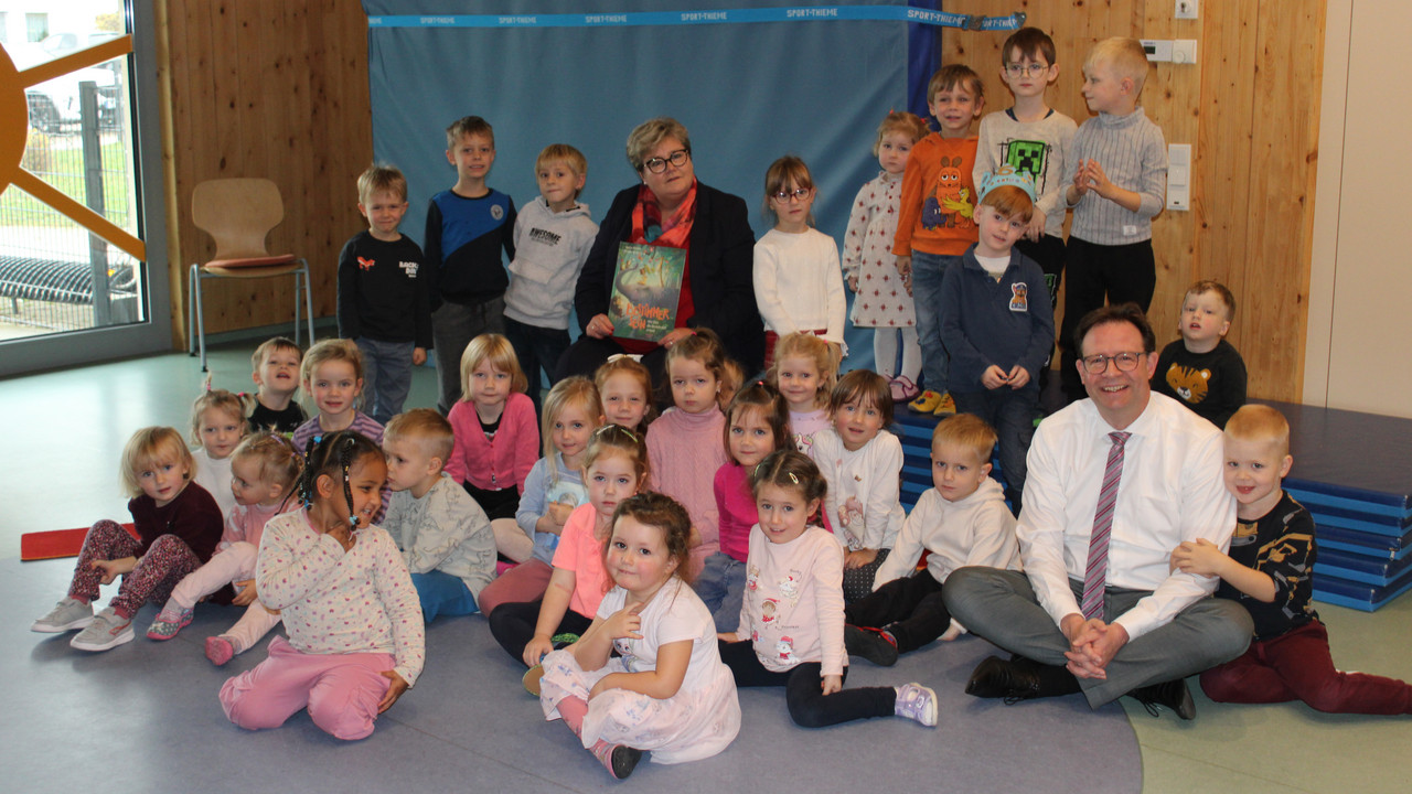 Bildungsstaatsekretärin Bettina Brück inmitten der Kita-Kinder.