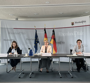 Von links nach rechts: Pressesprecherin Madeleine Reccius, Bildungsministerin Dr. Stefanie Hubig und Prof. Dr. Gisela Kammermeyer, RPTU Kaiserslautern-Landau, während der Pressekonferenz.