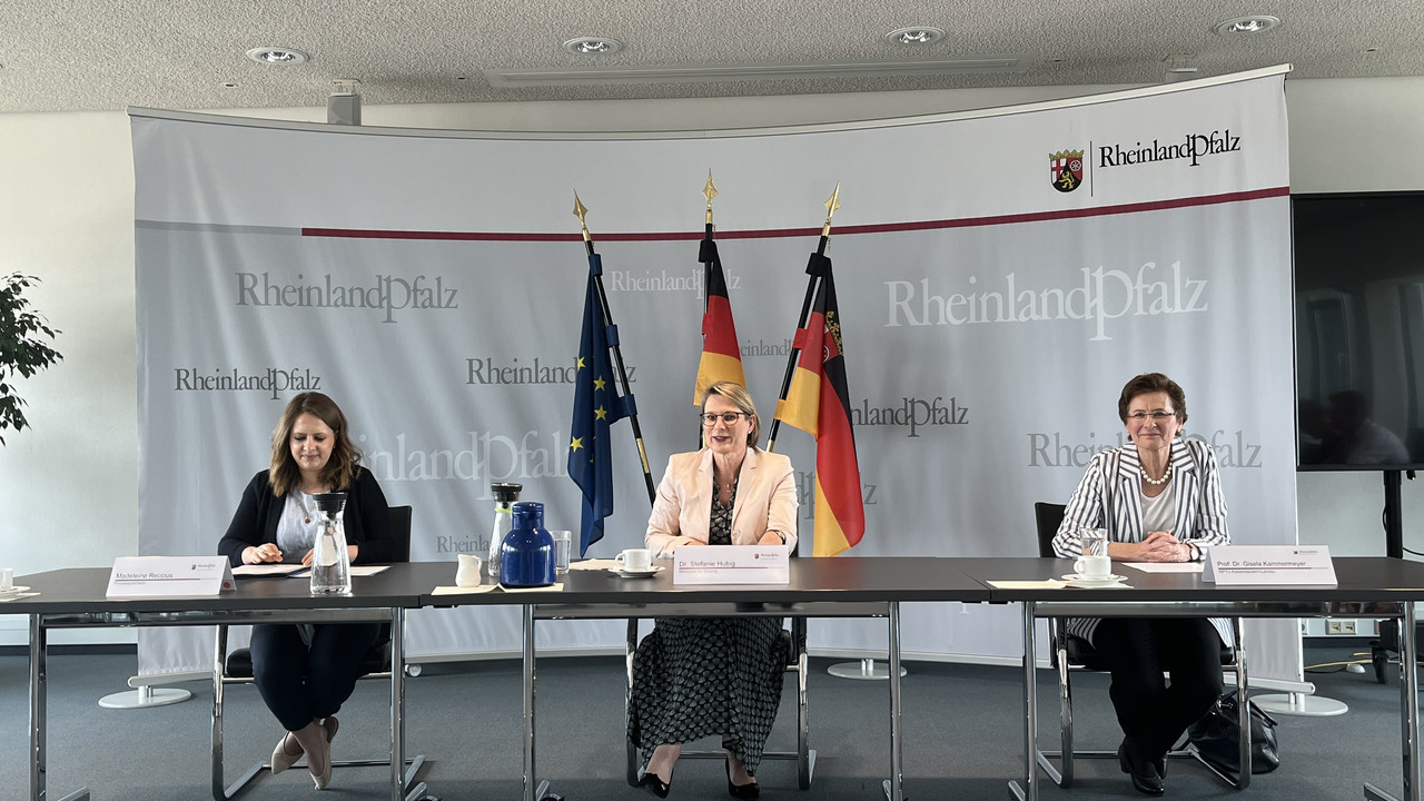 Von links nach rechts: Pressesprecherin Madeleine Reccius, Bildungsministerin Dr. Stefanie Hubig und Prof. Dr. Gisela Kammermeyer, RPTU Kaiserslautern-Landau, während der Pressekonferenz.