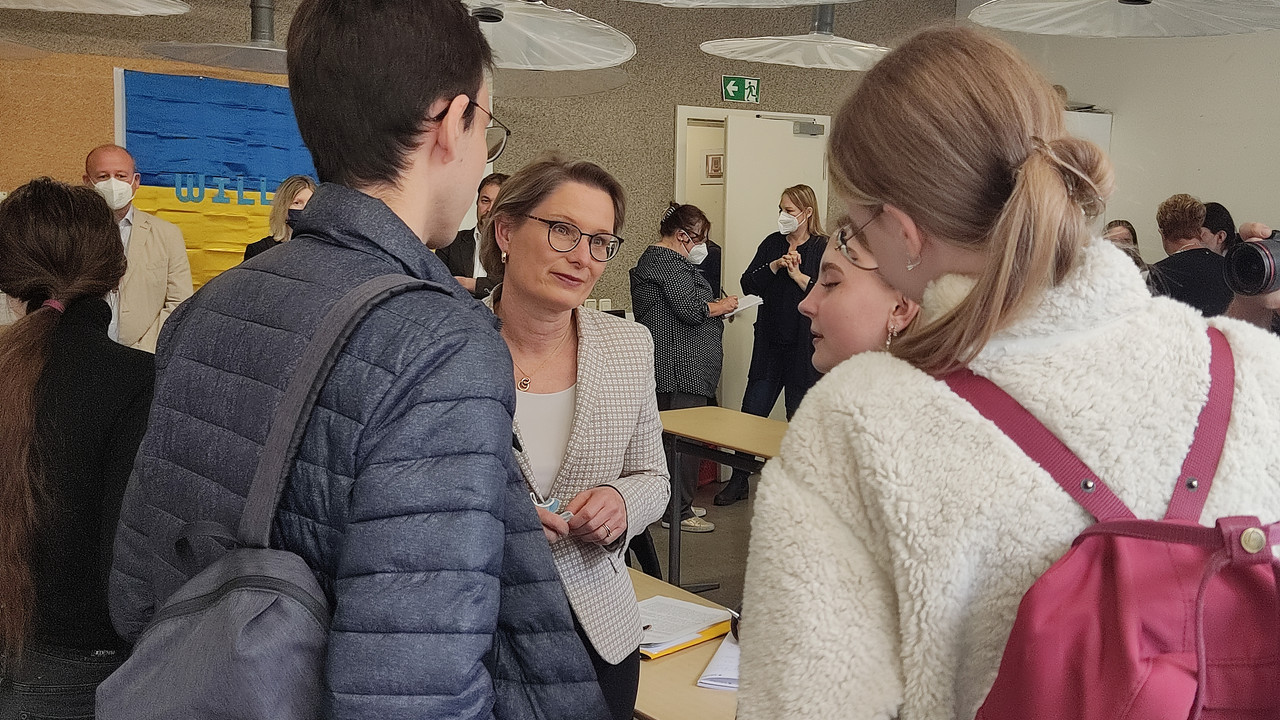 Bildungsministerin Dr. Stefanie Hubig im Gespräch mit ukrainischen Schülerinnen und Schülern bei einem Besuch am Schlossgymnasium in Mainz am 29. April 2022.