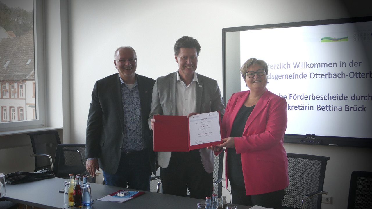 Staatsekretärin Bettina Brück übergibt den DigitalPakt Förderbescheid an Bürgermeister Westrich.