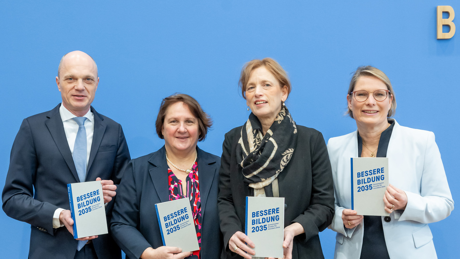 Auf dem Foto sehen sie die drei Bildungsministerinnen von Rheinland-Pfalz, Schleswig-Holstein und Baden-Württemberg gemeinsam mit dem Geschäftsführer der Wübben Stiftung Bildung.