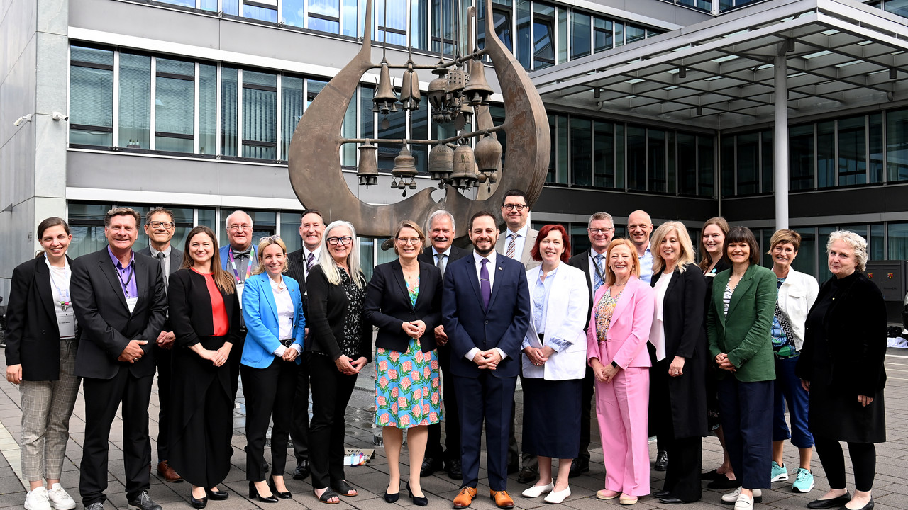 Auf dem Foto ist die kanadische Delegation in Mainz vorm Ministerium für Bildung zu sehen.