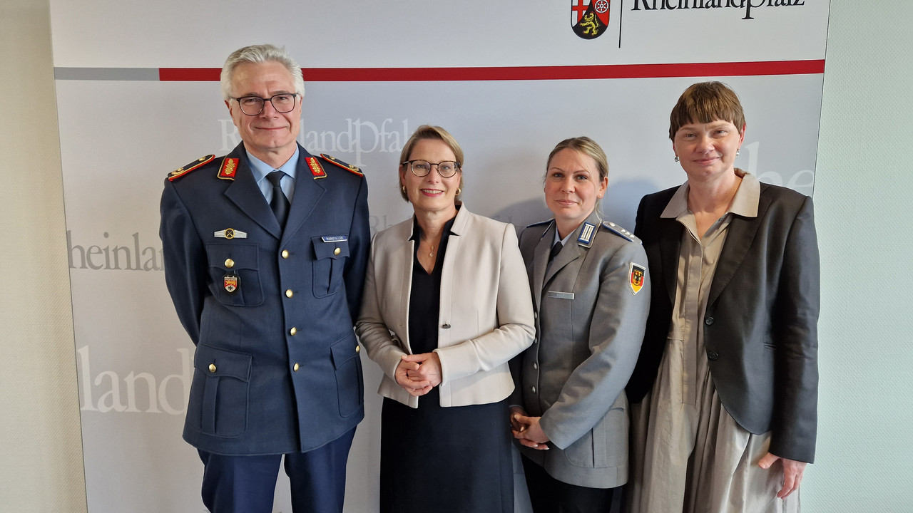 Von links nach rechts: Brigadegeneral Alfred Marstaller, Bildungsministerin Dr. Stefanie Hubig, Hauptmann Mandy Boer (Jugendoffizierin in Nordrhein-Westfalen), Privatdozentin Dr. Birgit Oldopp. Foto: Bildungsministerium