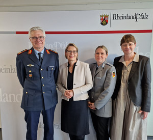 Von links nach rechts: Brigadegeneral Alfred Marstaller, Bildungsministerin Dr. Stefanie Hubig, Hauptmann Mandy Boer (Jugendoffizierin in Nordrhein-Westfalen), Privatdozentin Dr. Birgit Oldopp. Foto: Bildungsministerium