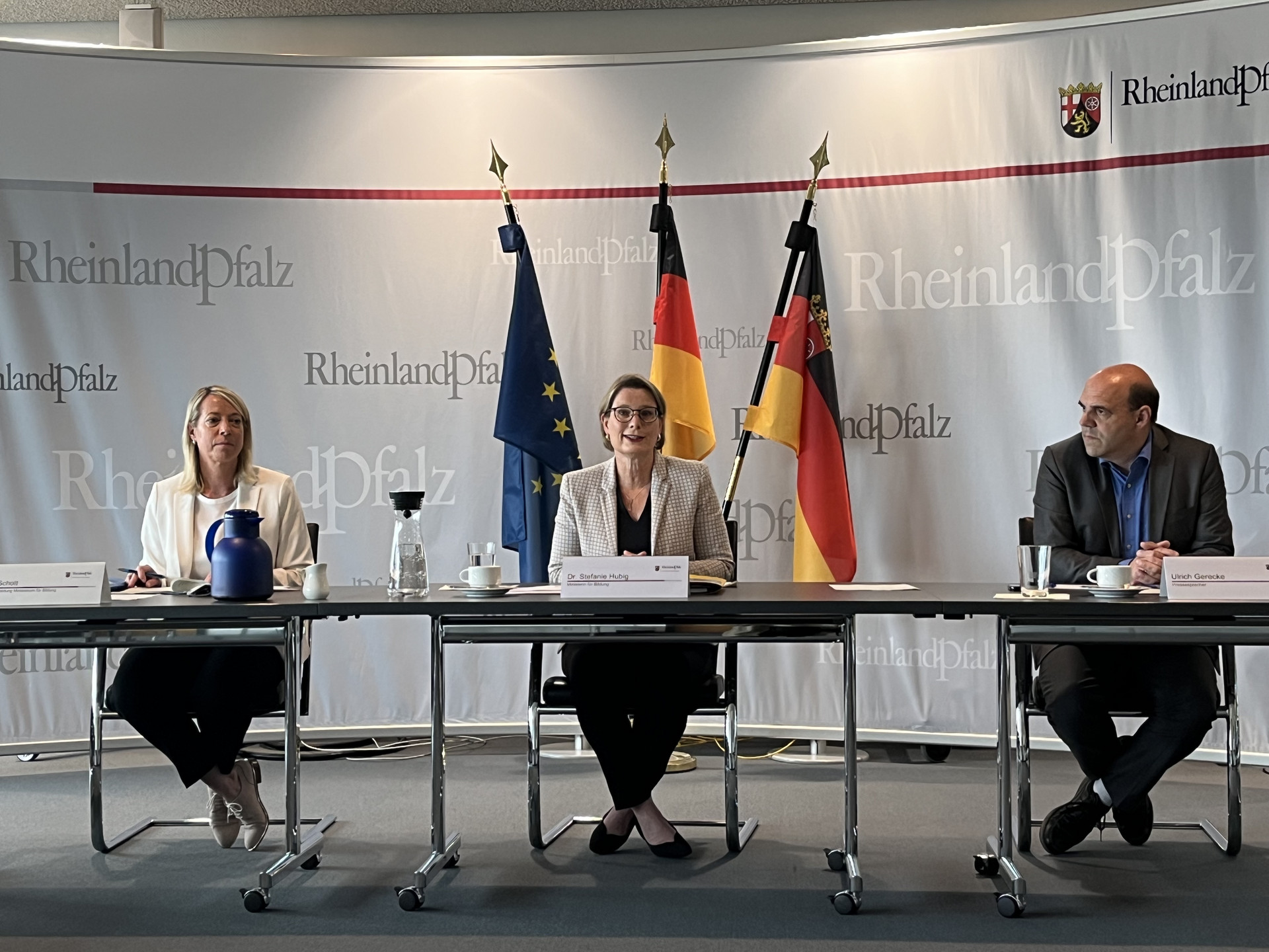 Auf dem Foto sind Abteilungsleiterin Elke Schott, Bildungsministerin Dr. Stefanie Hubig und Pressesprecher Ulrich Gerecke während der Pressekonferenz zu sehen.. 