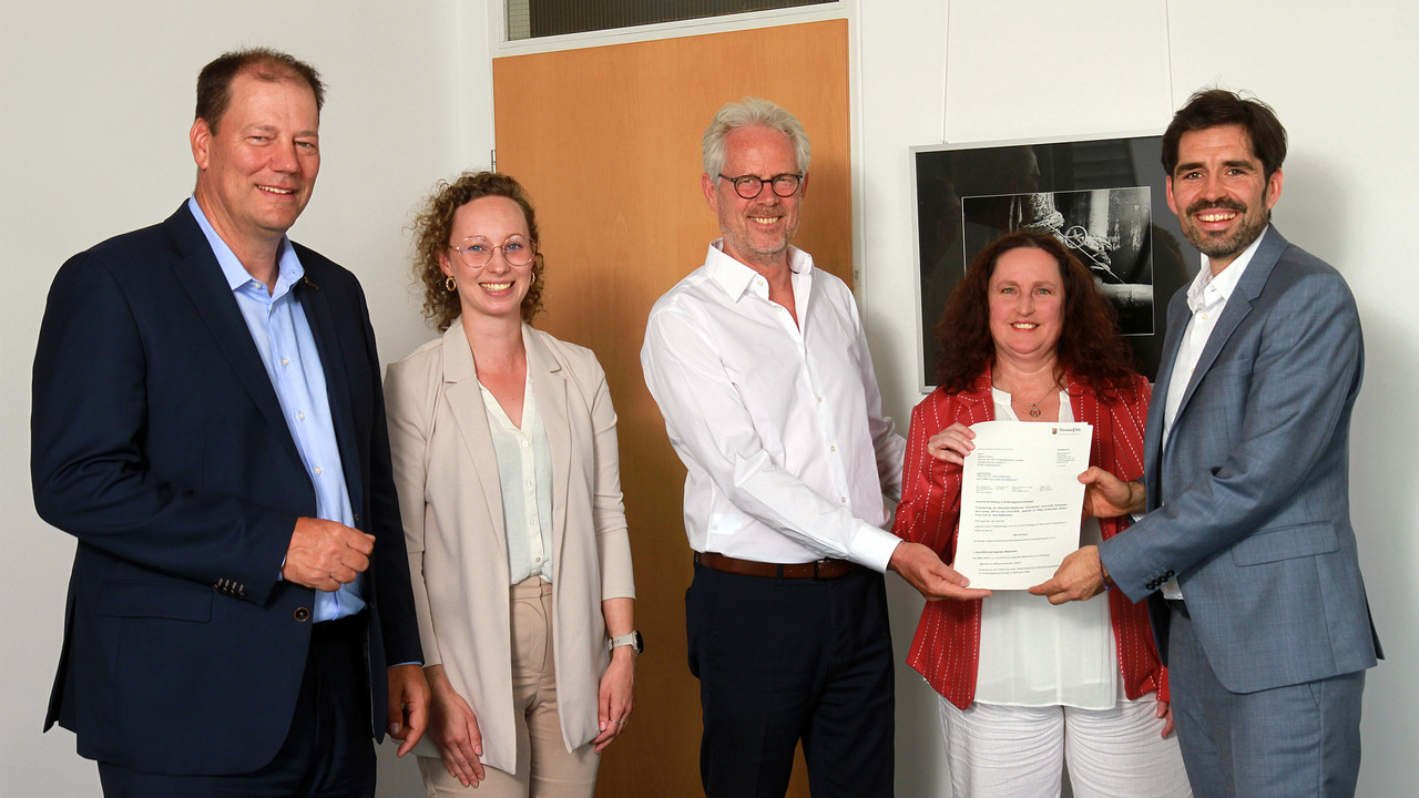 Von links nach rechts: RPTU-Präsident Dr. Malte Drescher, Wynona Kühn vom Institut für Bildung im Kindes- und Jugendalter am Campus Landau, RPTU-Kanzler Stefan Lorenz, Prof. Anja Wildermann und Bildungsminister Sven Teuber.