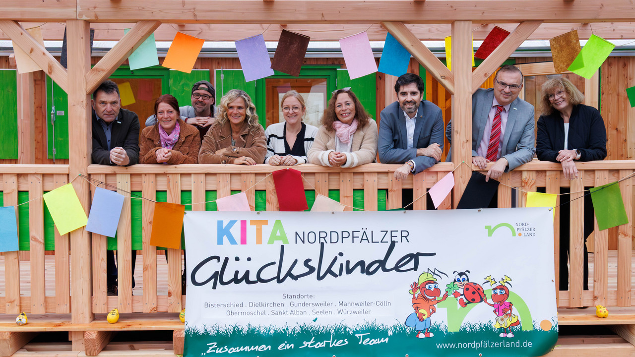 Bildungsminister Sven Teuber (Dritter von rechts) besucht die Kita "Nordpfälzer Glückskinder" in Würzweiler.