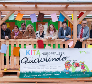 Bildungsminister Sven Teuber (Dritter von rechts) besucht die Kita "Nordpfälzer Glückskinder" in Würzweiler.