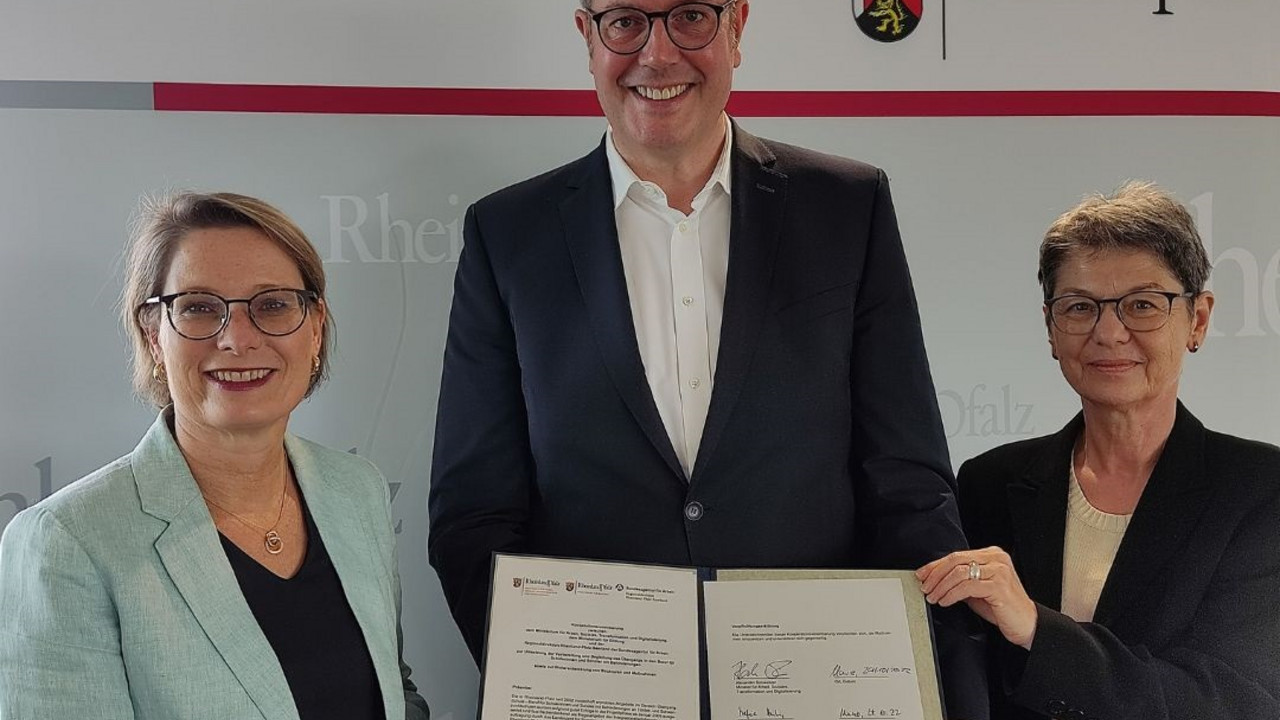 Bildungsministerin Dr. Stefanie Hubig, Arbeits- und Sozialminister Alexander Schweitzer und Heidrun Schulz, Vorsitzende der Geschäftsführung der Regionaldirektion Rheinland-Pfalz Saarland der Bundesagentur für Arbeit (von links), mit der unterschriebenen Kooperationsvereinbarung. Foto: Bildungsministerium 