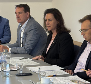 Bildungsministerin Dr. Ute Eiling-Hütig und kommunale Spitzenverbände stellen das Kita-Bau-Kompendium RLP vor.