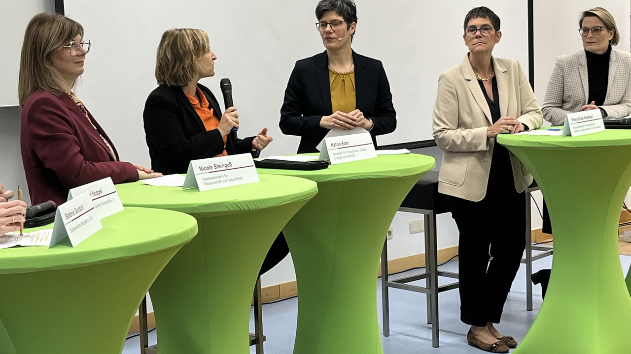 Auf dem Foto zu sehen von links nach rechts: Nicole Steingaß, Katrin Eder, Moderatorin Dr. Franziska Ziegelmeyer, Petra Dick-Walther, Dr. Stefanie Hubig.