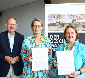 Ministerin Dr. Stefanie Hubig (Mitte) mit Ministerin Theresa Schopper (rechts) und dem Mannheimer Oberbürgermeister Christian Specht bei der Vertragsunterzeichnung.